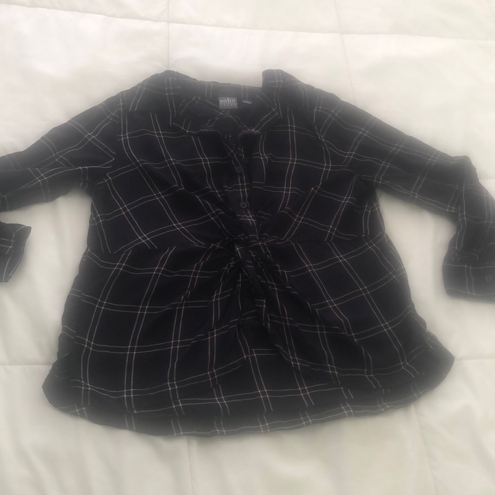 Soho New York & Company navy and beige partial button down blouse 👚w ruching